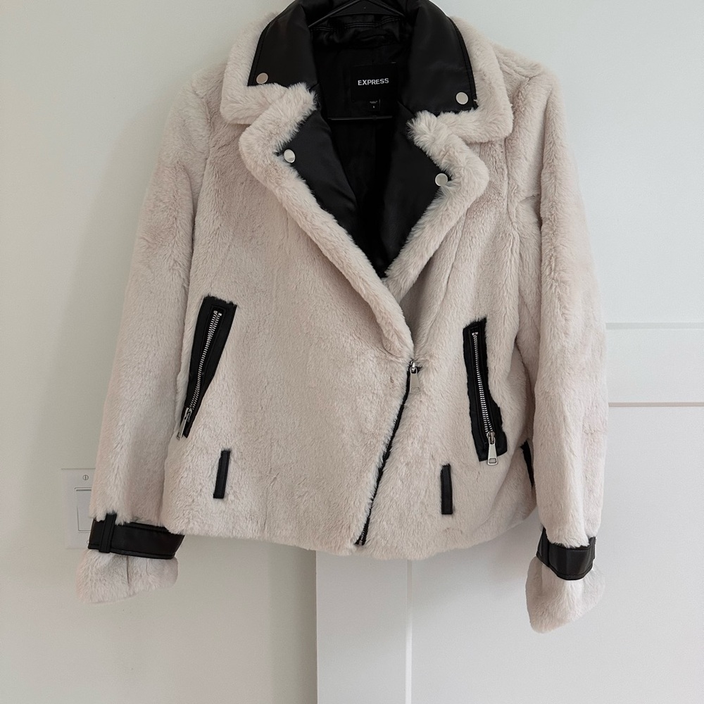Express Women's Cream and Black Teddy Jacket